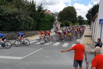 Passage de la course cycliste Bordeaux/Saintes