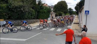 Passage de la course cycliste Bordeaux/Saintes